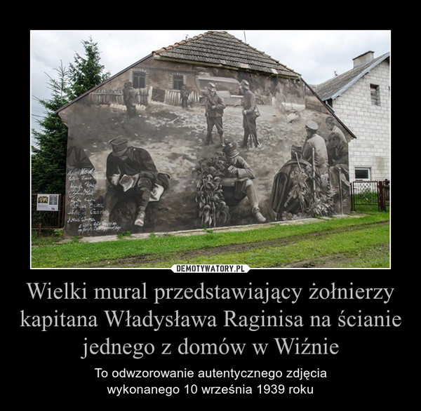 Wielki mural przedstawiający żołnierzy kapitana Władysława Raginisa na ścianie jednego z domów w Wiźnie – To odwzorowanie autentycznego zdjęciawykonanego 10 września 1939 roku 