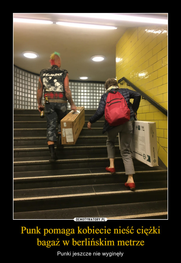 Punk pomaga kobiecie nieść ciężki bagaż w berlińskim metrze – Punki jeszcze nie wyginęły 