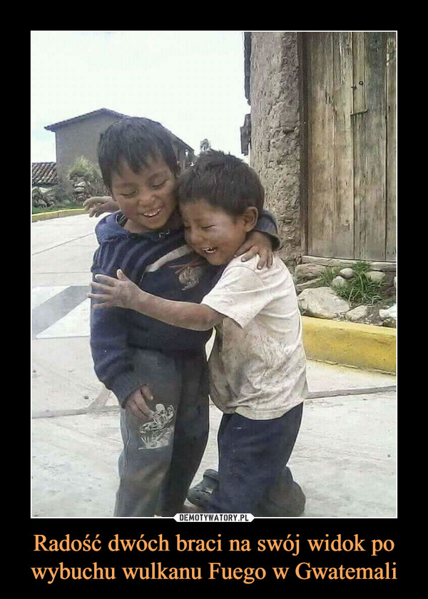 Radość dwóch braci na swój widok po wybuchu wulkanu Fuego w Gwatemali –  