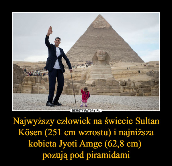 Najwyższy człowiek na świecie Sultan Kösen (251 cm wzrostu) i najniższa kobieta Jyoti Amge (62,8 cm) 
pozują pod piramidami