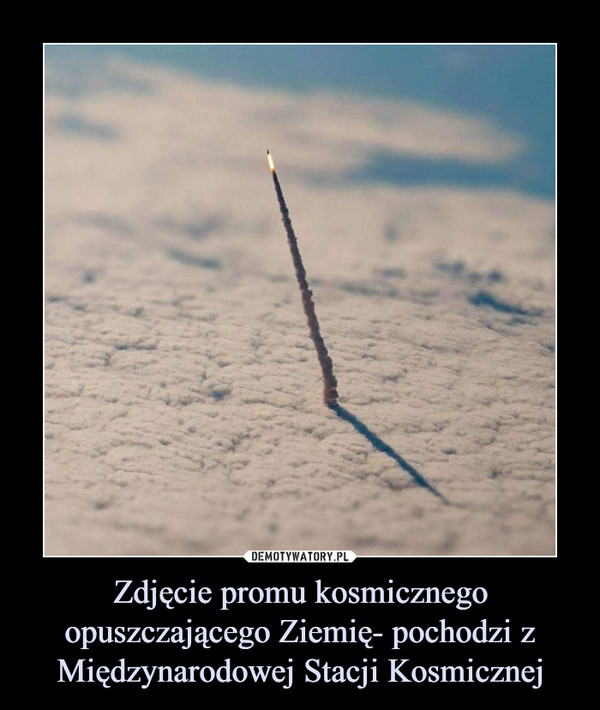 Zdjęcie promu kosmicznego opuszczającego Ziemię- pochodzi z Międzynarodowej Stacji Kosmicznej –  