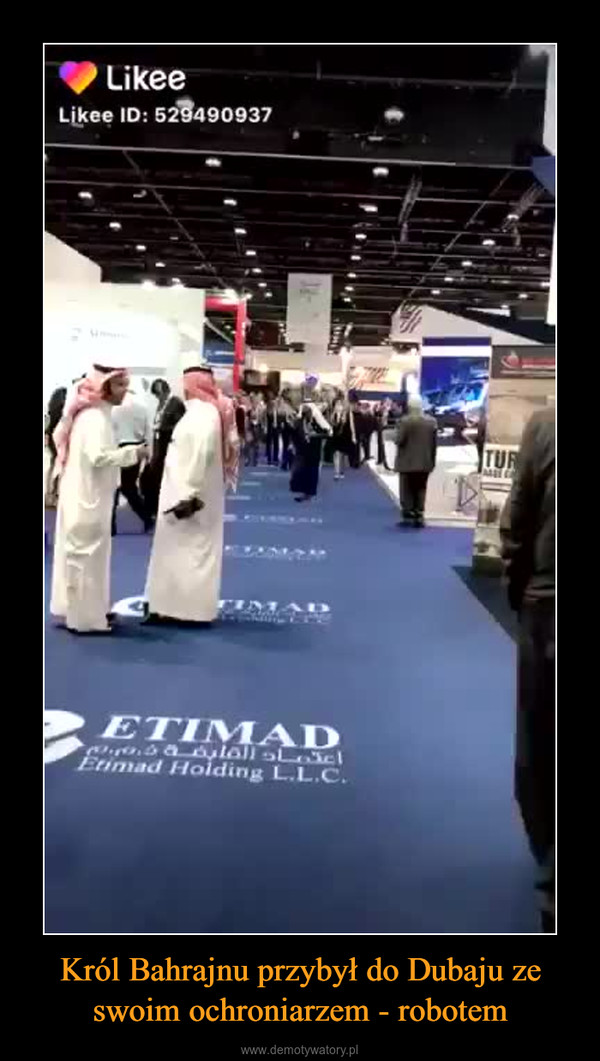 Król Bahrajnu przybył do Dubaju ze swoim ochroniarzem - robotem –  