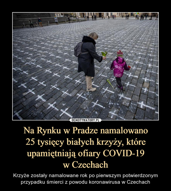 Na Rynku w Pradze namalowano25 tysięcy białych krzyży, które upamiętniają ofiary COVID-19w Czechach – Krzyże zostały namalowane rok po pierwszym potwierdzonym przypadku śmierci z powodu koronawirusa w Czechach 