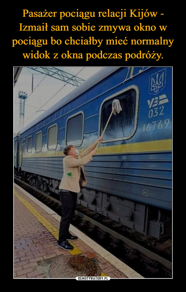 Pasażer pociągu relacji Kijów - Izmaił sam sobie zmywa okno w pociągu bo chciałby mieć normalny widok z okna podczas podróży.