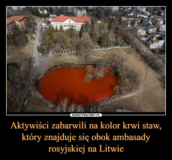 Aktywiści zabarwili na kolor krwi staw, który znajduje się obok ambasady rosyjskiej na Litwie –  
