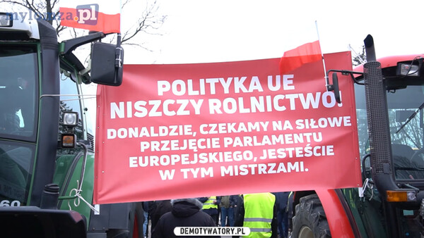 Protest rolników –  ylkza.pl60POLITYKA UENISZCZY ROLNICTWO!DONALDZIE, CZEKAMY NA SIŁOWEPRZEJĘCIE PARLAMENTUEUROPEJSKIEGO, JESTEŚCIEW TYM MISTRZAMI.