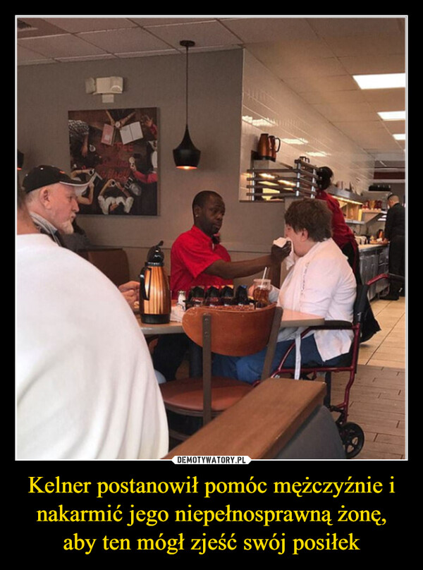 Kelner postanowił pomóc mężczyźnie i nakarmić jego niepełnosprawną żonę, aby ten mógł zjeść swój posiłek –  