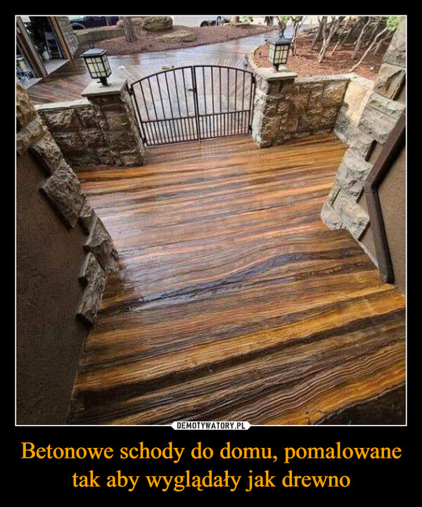 Betonowe schody do domu, pomalowane tak aby wyglądały jak drewno –  Concrete stained to look like wood.